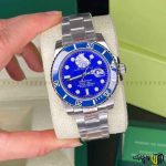ساعت مچی عقربه ای کوارتز مردانه برند رولکس مدل سابمارین رنگ نقره ای آبی